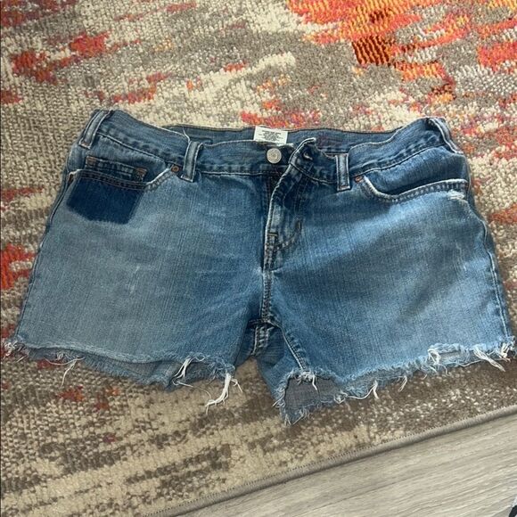 Blue Jean Shorts with Frayed Hem and Two-Tone Design - Picture 3 of 6